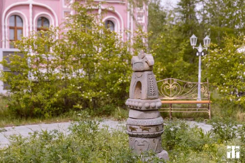 Застывшее лето и дух предков: сквер Галереи зарубежного искусства им. М. Ф. Габышева превратился в арт-пространство